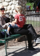 Gwen_Stefani_Taking_Her_Sons_To_The_Park_281729.jpg