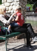 Gwen_Stefani_Taking_Her_Sons_To_The_Park_281829.jpg