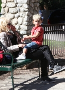 Gwen_Stefani_Taking_Her_Sons_To_The_Park_281929.jpg