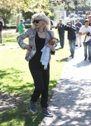 Gwen_Stefani_Taking_Her_Sons_To_The_Park_28229.jpg