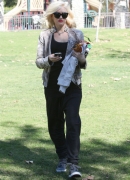 Gwen_Stefani_Taking_Her_Sons_To_The_Park_28329.jpg