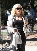 Gwen_Stefani_Taking_Her_Sons_To_The_Park_28629.jpg