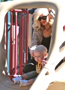 Gwen_Stefani_Taking_Her_Sons_To_The_Park_2_281029.jpg