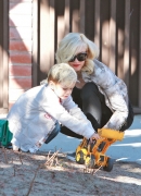 Gwen_Stefani_Taking_Her_Sons_To_The_Park_2_28129.jpg