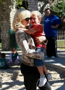 Gwen_Stefani_Taking_Her_Sons_To_The_Park_2_281429.jpg