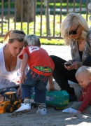 Gwen_Stefani_Taking_Her_Sons_To_The_Park_2_281529.jpg