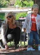 Gwen_Stefani_Taking_Her_Sons_To_The_Park_2_281829.jpg