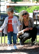 Gwen_Stefani_Taking_Her_Sons_To_The_Park_2_281929.jpg