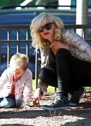 Gwen_Stefani_Taking_Her_Sons_To_The_Park_2_282029.jpg