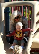 Gwen_Stefani_Taking_Her_Sons_To_The_Park_2_282129.jpg