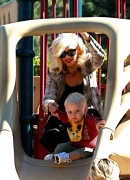 Gwen_Stefani_Taking_Her_Sons_To_The_Park_2_282229.jpg