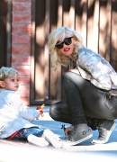 Gwen_Stefani_Taking_Her_Sons_To_The_Park_2_28229.jpg