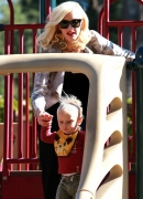 Gwen_Stefani_Taking_Her_Sons_To_The_Park_2_282329.jpg