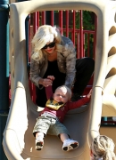 Gwen_Stefani_Taking_Her_Sons_To_The_Park_2_282429.jpg
