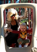 Gwen_Stefani_Taking_Her_Sons_To_The_Park_2_282629.jpg