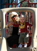Gwen_Stefani_Taking_Her_Sons_To_The_Park_2_282729.jpg