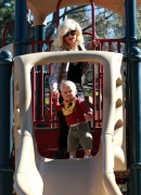 Gwen_Stefani_Taking_Her_Sons_To_The_Park_2_282829.jpg