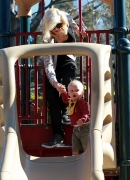 Gwen_Stefani_Taking_Her_Sons_To_The_Park_2_282929.jpg