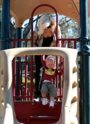 Gwen_Stefani_Taking_Her_Sons_To_The_Park_2_283129.jpg