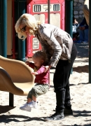 Gwen_Stefani_Taking_Her_Sons_To_The_Park_2_283229.jpg
