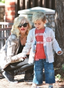 Gwen_Stefani_Taking_Her_Sons_To_The_Park_2_28329.jpg