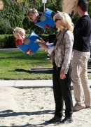 Gwen_Stefani_Taking_Her_Sons_To_The_Park_2_283329.jpg