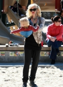Gwen_Stefani_Taking_Her_Sons_To_The_Park_2_283429.jpg