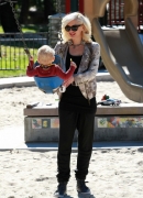 Gwen_Stefani_Taking_Her_Sons_To_The_Park_2_283529.jpg