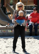 Gwen_Stefani_Taking_Her_Sons_To_The_Park_2_283629.jpg