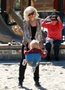 Gwen_Stefani_Taking_Her_Sons_To_The_Park_2_283729.jpg