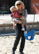 Gwen_Stefani_Taking_Her_Sons_To_The_Park_2_283829.jpg