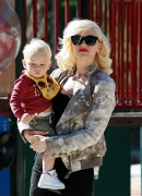 Gwen_Stefani_Taking_Her_Sons_To_The_Park_2_283929.jpg