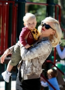 Gwen_Stefani_Taking_Her_Sons_To_The_Park_2_284029.jpg