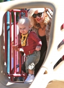 Gwen_Stefani_Taking_Her_Sons_To_The_Park_2_284129.jpg
