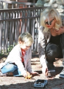 Gwen_Stefani_Taking_Her_Sons_To_The_Park_2_28429.jpg