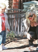 Gwen_Stefani_Taking_Her_Sons_To_The_Park_2_28529.jpg