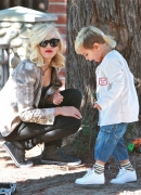 Gwen_Stefani_Taking_Her_Sons_To_The_Park_2_28629.jpg