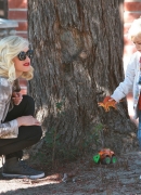 Gwen_Stefani_Taking_Her_Sons_To_The_Park_2_28729.jpg