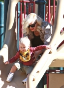 Gwen_Stefani_Taking_Her_Sons_To_The_Park_2_28929.jpg