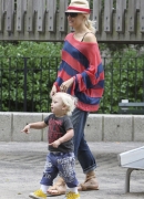 Gwen_Stefani_and_Gavin_Rossdale_head_to_the_park_for_fun_and_games_with_Kingston_and_Zuma_281129.jpg