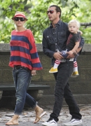Gwen_Stefani_and_Gavin_Rossdale_head_to_the_park_for_fun_and_games_with_Kingston_and_Zuma_28129.jpg