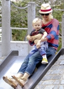 Gwen_Stefani_and_Gavin_Rossdale_head_to_the_park_for_fun_and_games_with_Kingston_and_Zuma_281429.jpg