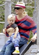 Gwen_Stefani_and_Gavin_Rossdale_head_to_the_park_for_fun_and_games_with_Kingston_and_Zuma_281529.jpg
