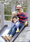 Gwen_Stefani_and_Gavin_Rossdale_head_to_the_park_for_fun_and_games_with_Kingston_and_Zuma_281629.jpg