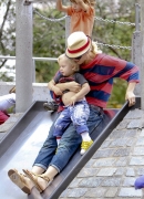 Gwen_Stefani_and_Gavin_Rossdale_head_to_the_park_for_fun_and_games_with_Kingston_and_Zuma_281729.jpg