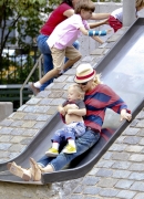 Gwen_Stefani_and_Gavin_Rossdale_head_to_the_park_for_fun_and_games_with_Kingston_and_Zuma_282029.jpg