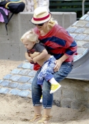 Gwen_Stefani_and_Gavin_Rossdale_head_to_the_park_for_fun_and_games_with_Kingston_and_Zuma_282129.jpg