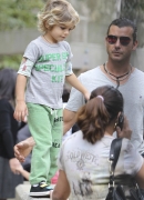 Gwen_Stefani_and_Gavin_Rossdale_head_to_the_park_for_fun_and_games_with_Kingston_and_Zuma_282229.jpg