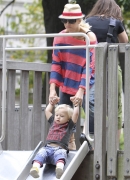Gwen_Stefani_and_Gavin_Rossdale_head_to_the_park_for_fun_and_games_with_Kingston_and_Zuma_28229.jpg