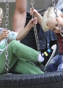 Gwen_Stefani_and_Gavin_Rossdale_head_to_the_park_for_fun_and_games_with_Kingston_and_Zuma_282329.jpg